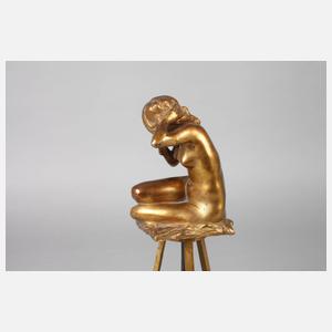 Mädchenakt auf Modelliertisch