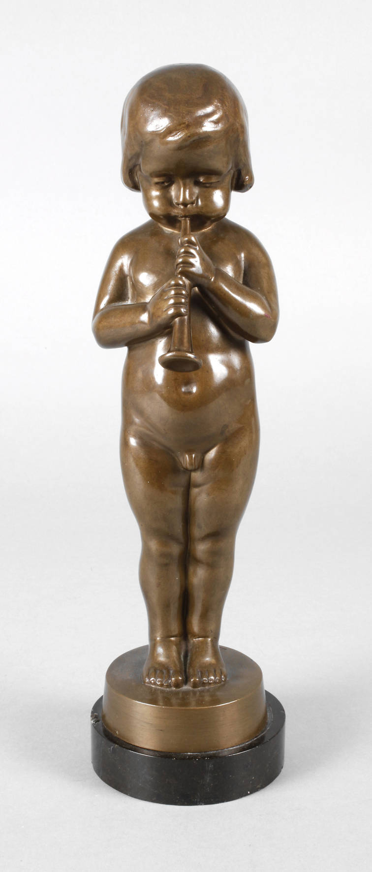 Bronzeputto mit Flöte
