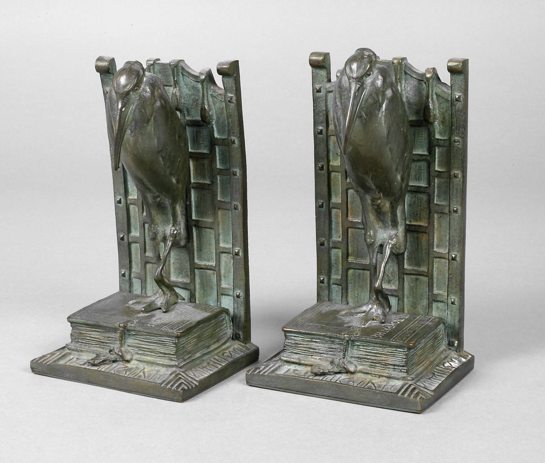 Paar Buchstützen mit Marabus