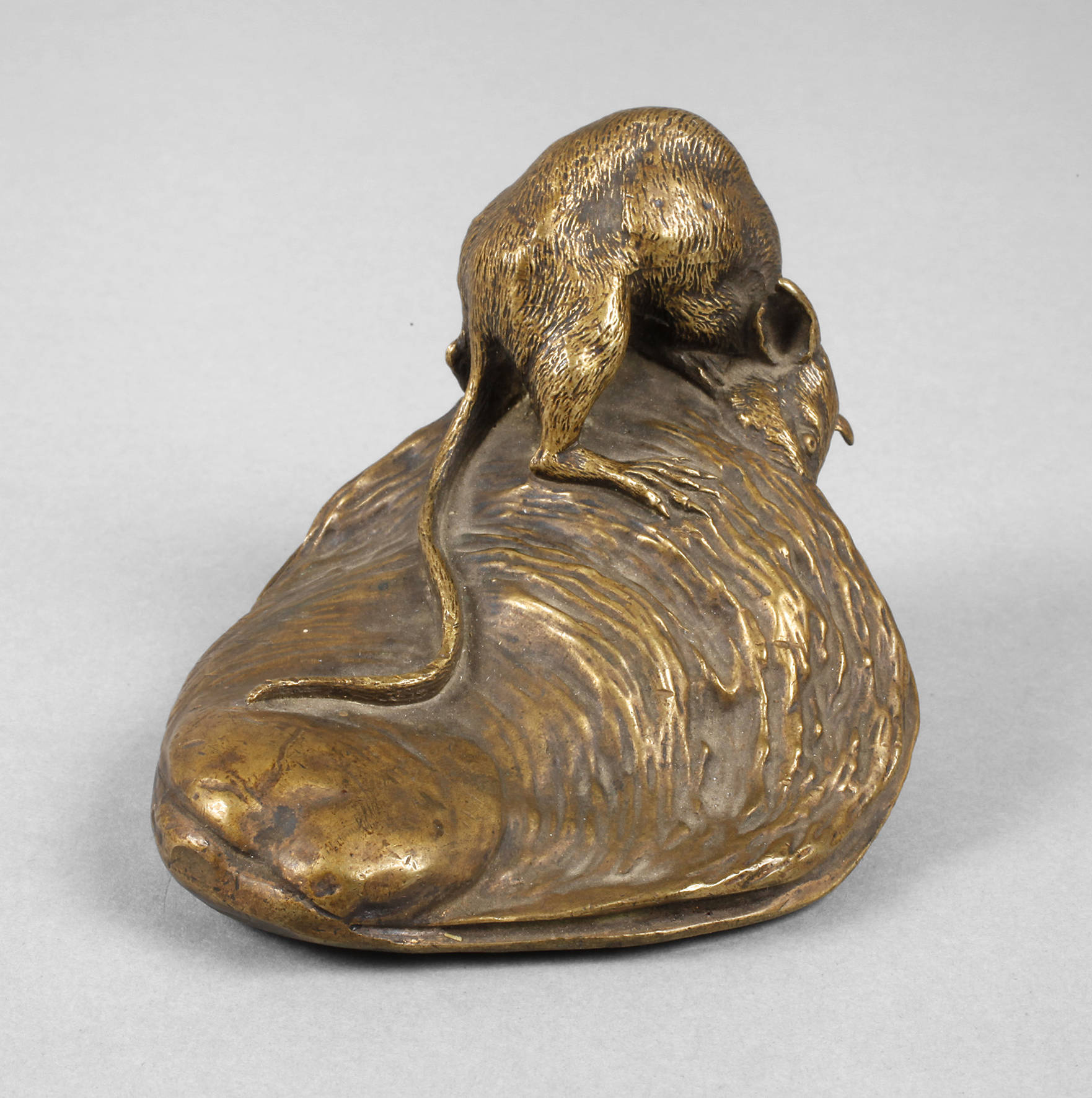 Kleinbronze Maus auf Auster