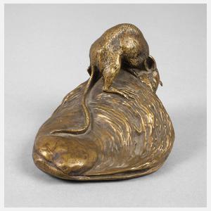 Kleinbronze Maus auf Auster