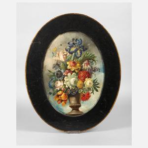 Blumenbukett in Kratervase