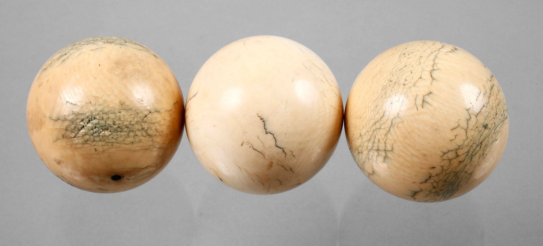 Drei Billardkugeln Elfenbein