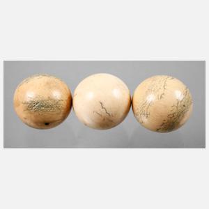 Drei Billardkugeln Elfenbein