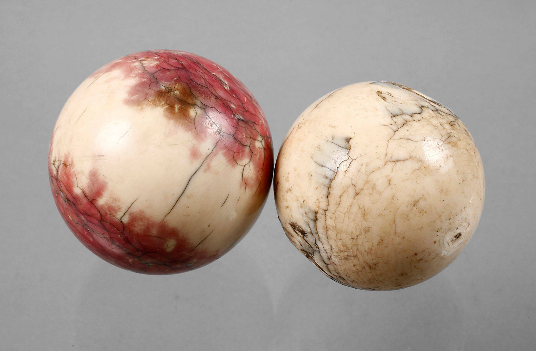 Zwei Billardkugeln Elfenbein