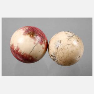 Zwei Billardkugeln Elfenbein