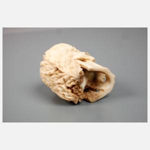 Geschnitzter Totenkopf Bein