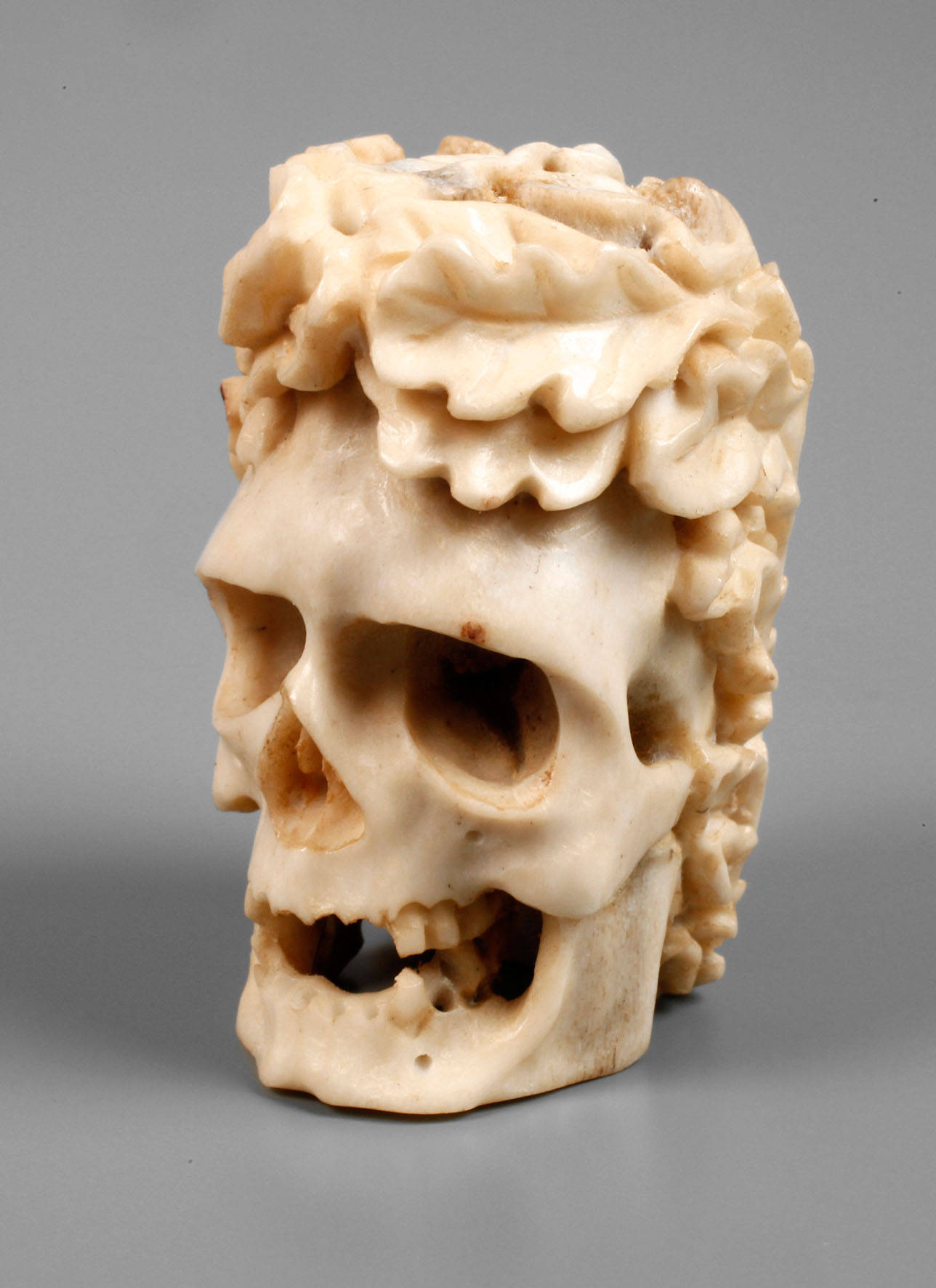 Geschnitzter Totenkopf Bein