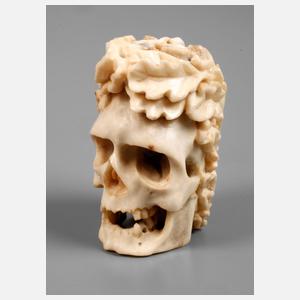 Geschnitzter Totenkopf Bein