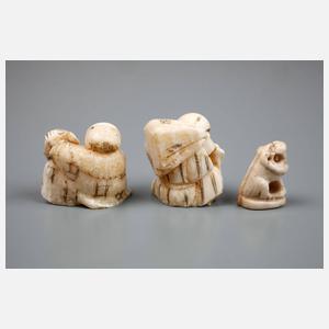 Drei kleine Elfenbeinschnitzereien