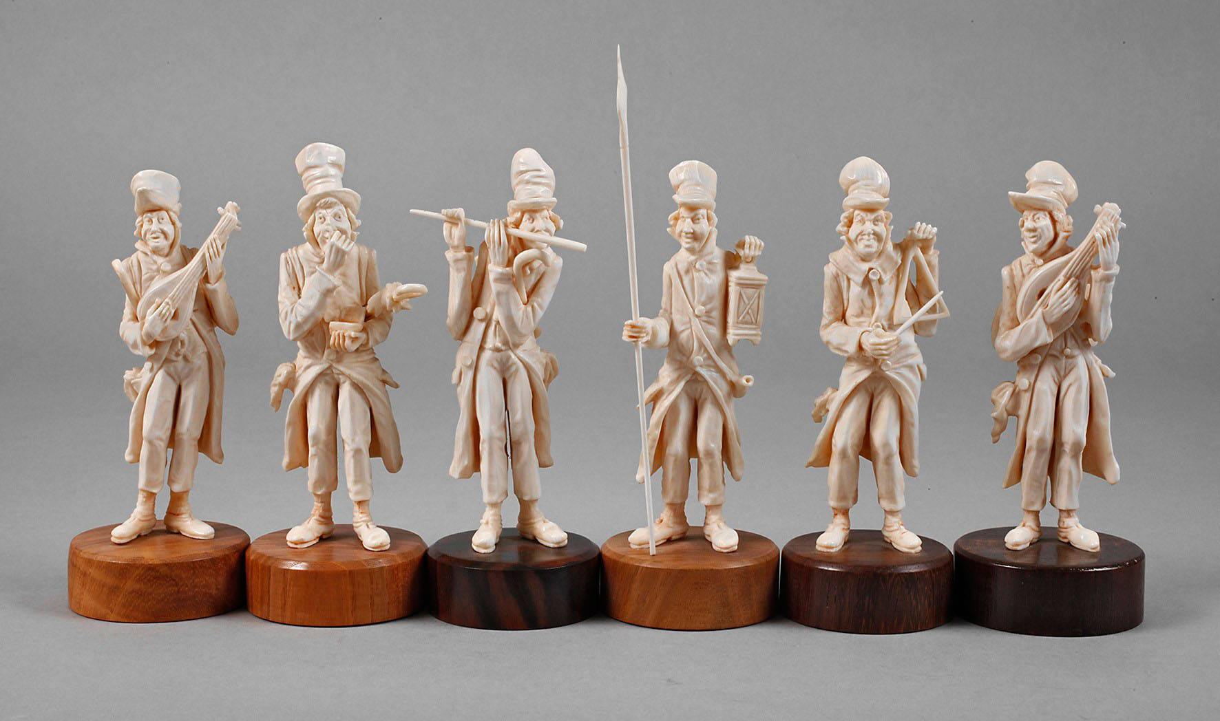 Figürliche Elfenbeinschnitzereien