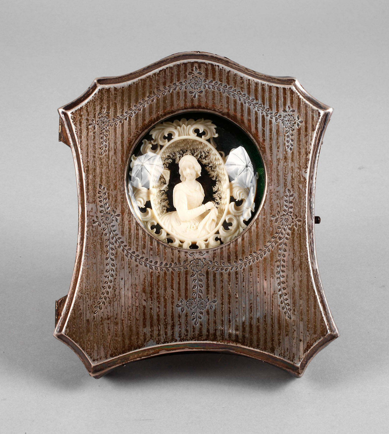 Elfenbeinschnitzerei im Lupenrahmen