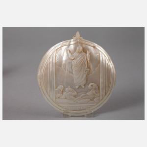 Drei Perlmuttschnitzereien