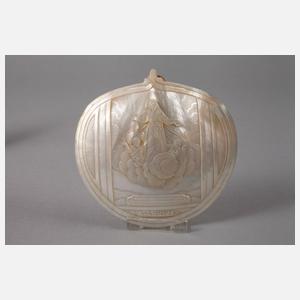 Drei Perlmuttschnitzereien