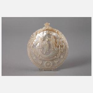 Drei Perlmuttschnitzereien