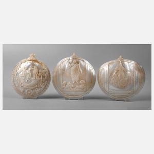 Drei Perlmuttschnitzereien