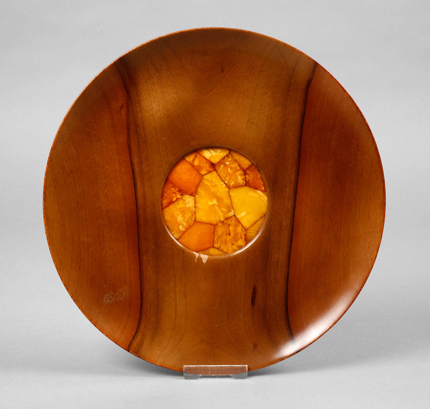 Holzteller mit Bernstein