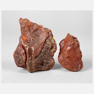 Zwei Rohbernsteine