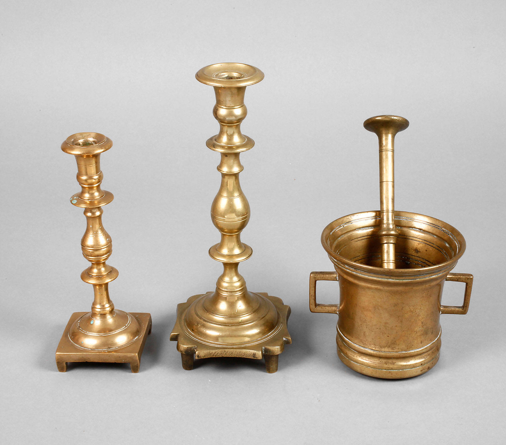 Mörser und zwei Leuchter