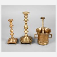 Mörser und zwei Leuchter111