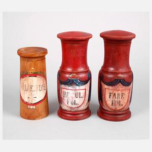 Drei Apothekergefäße