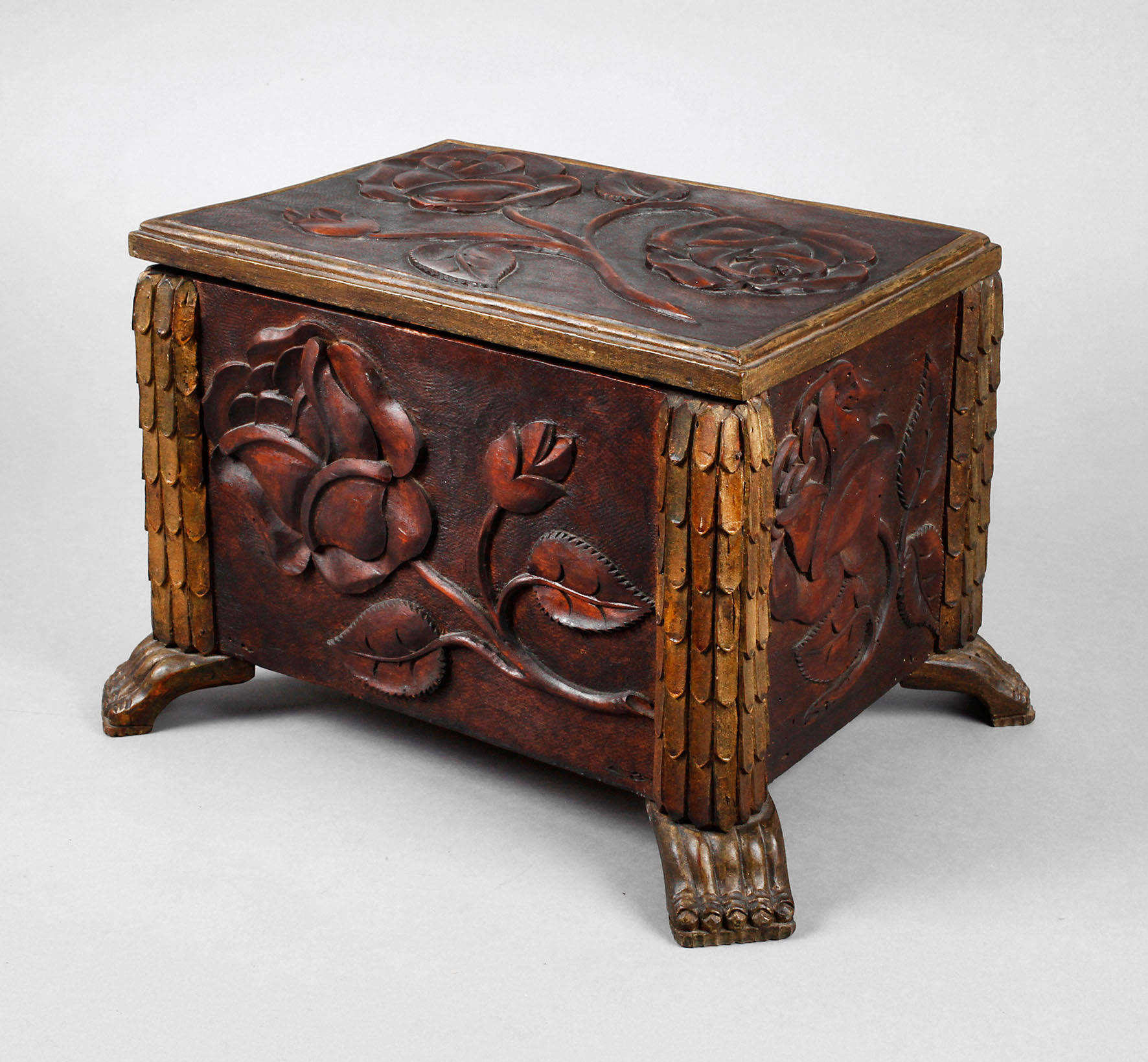 Kleine geschnitzte Truhe