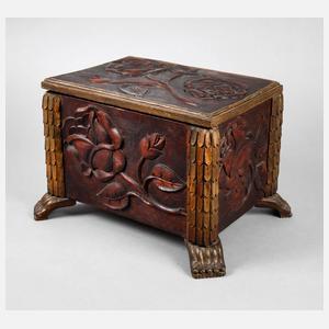 Kleine geschnitzte Truhe