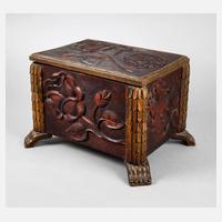 Kleine geschnitzte Truhe111