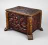Kleine geschnitzte Truhe