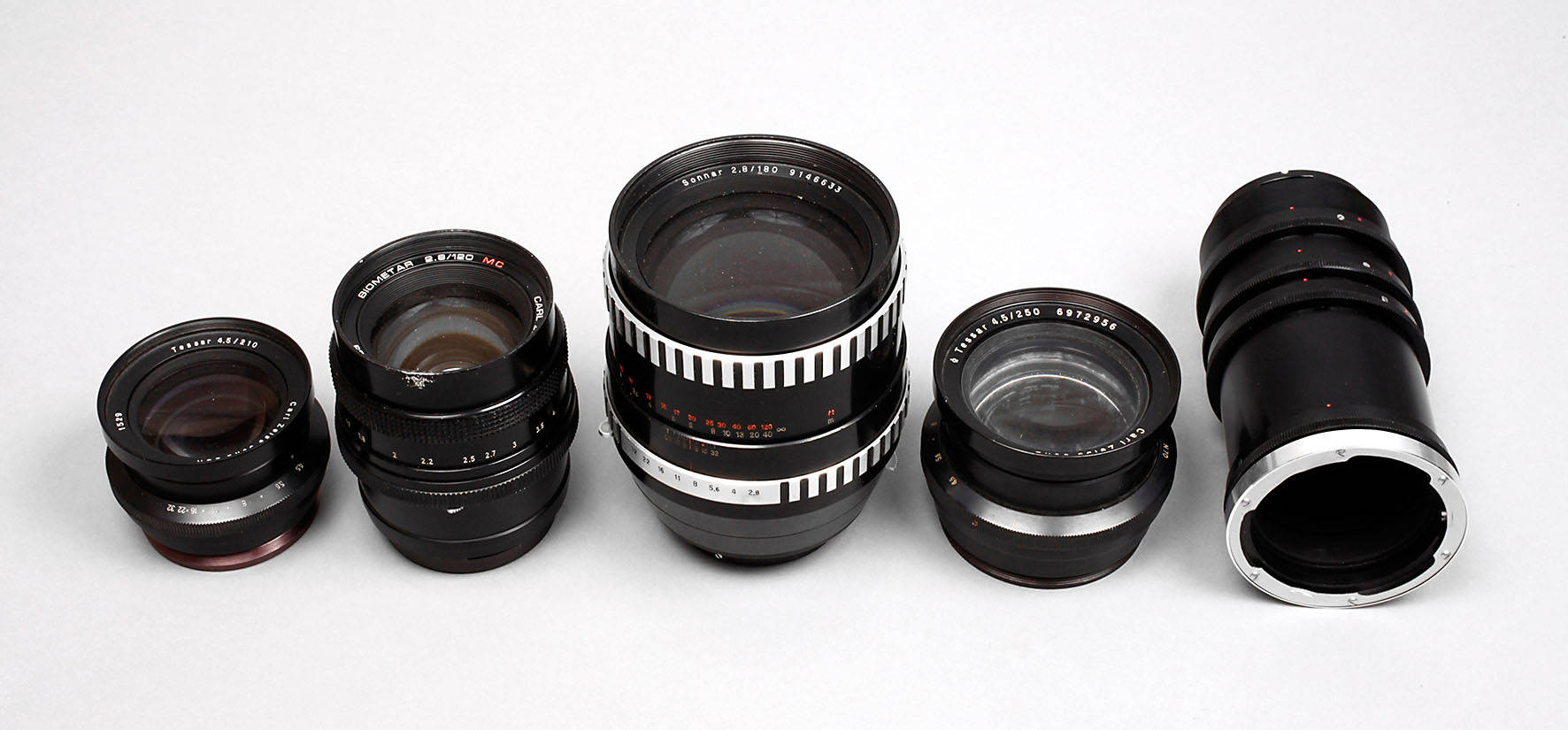 Vier Objektive und Zubehör