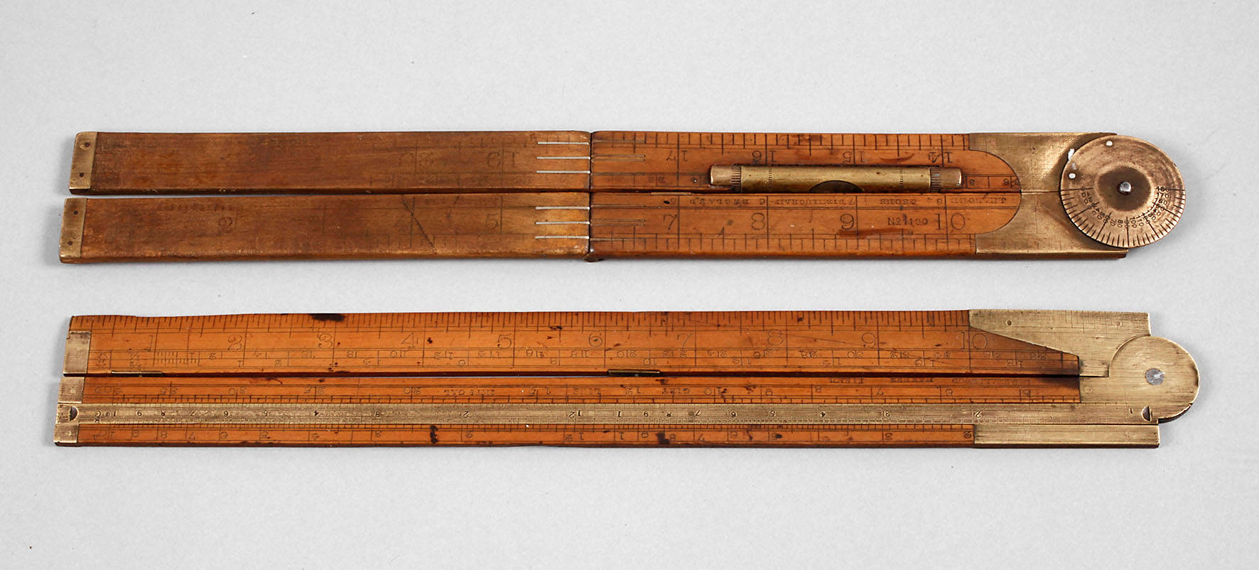 Zwei Zollstöcke