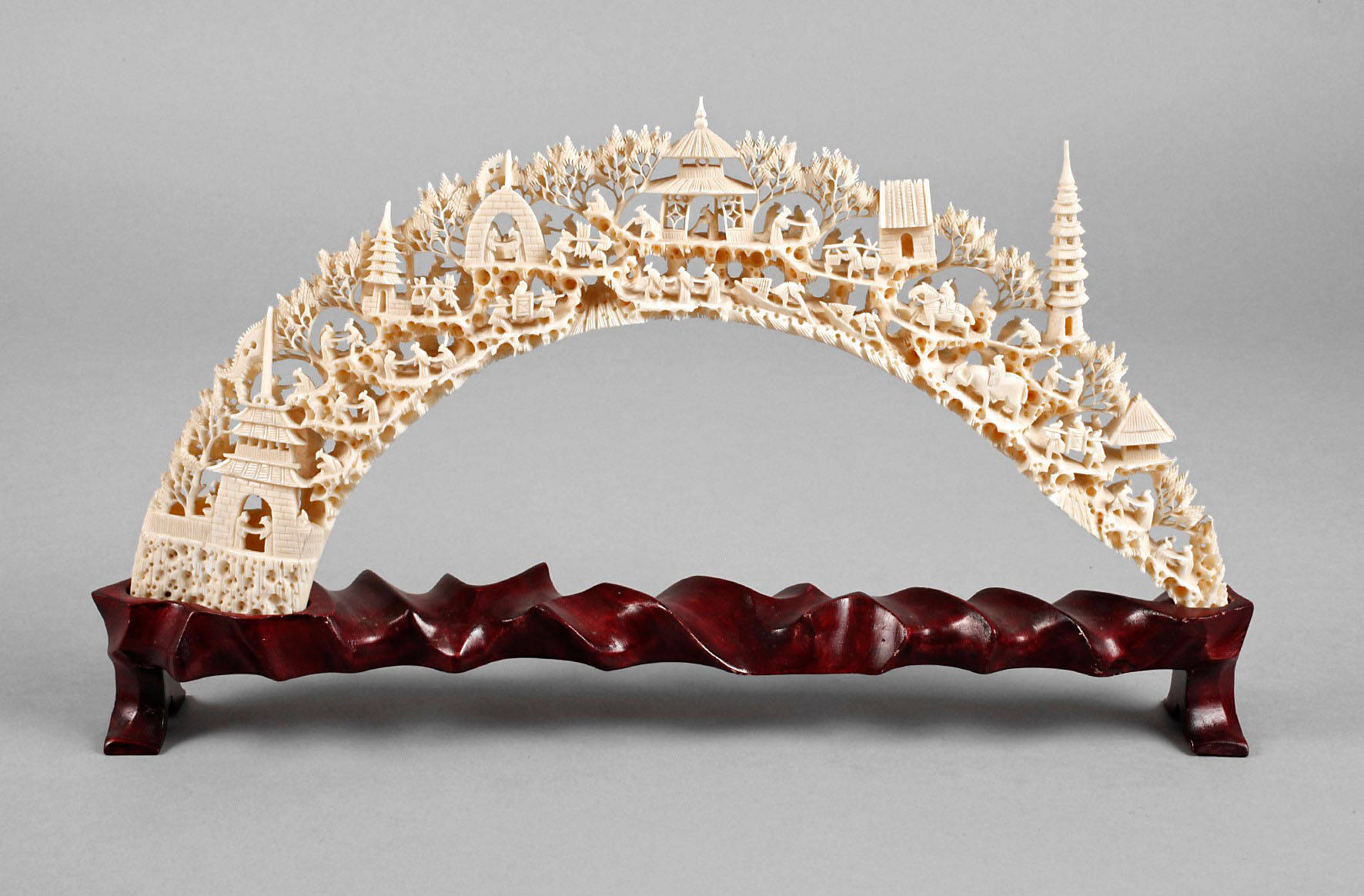 Feine Elfenbeinschnitzerei