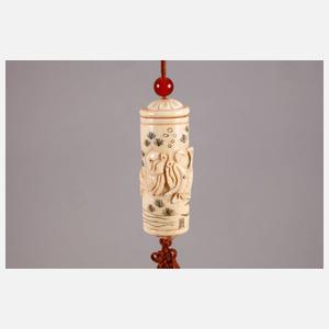 Feine Elfenbeinschnitzerei