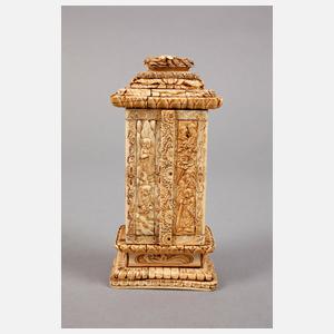 Prächtige Beinschnitzerei