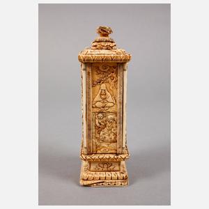 Prächtige Beinschnitzerei