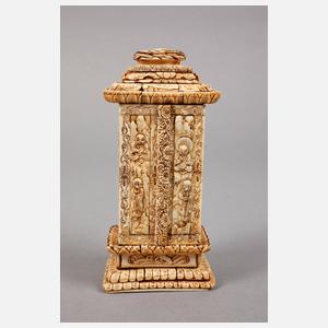 Prächtige Beinschnitzerei