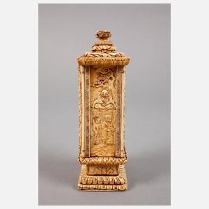 Prächtige Beinschnitzerei