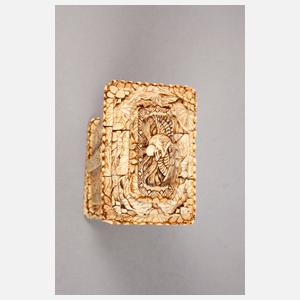 Prächtige Beinschnitzerei