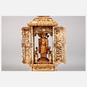 Prächtige Beinschnitzerei