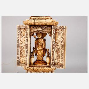 Prächtige Beinschnitzerei