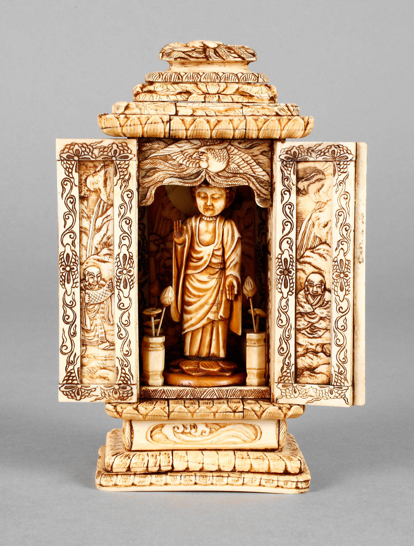 Prächtige Beinschnitzerei