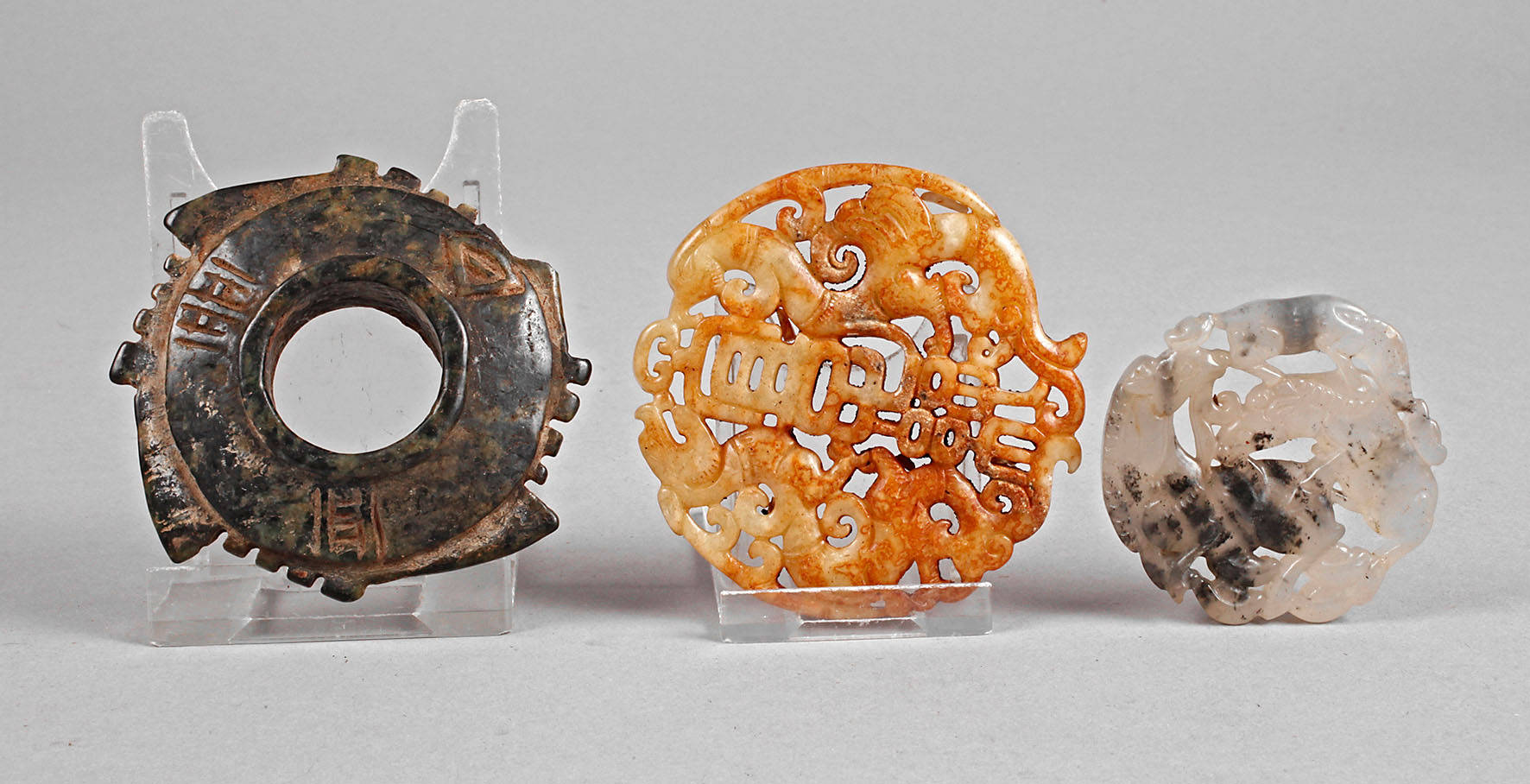 Drei Steinschnitzereien