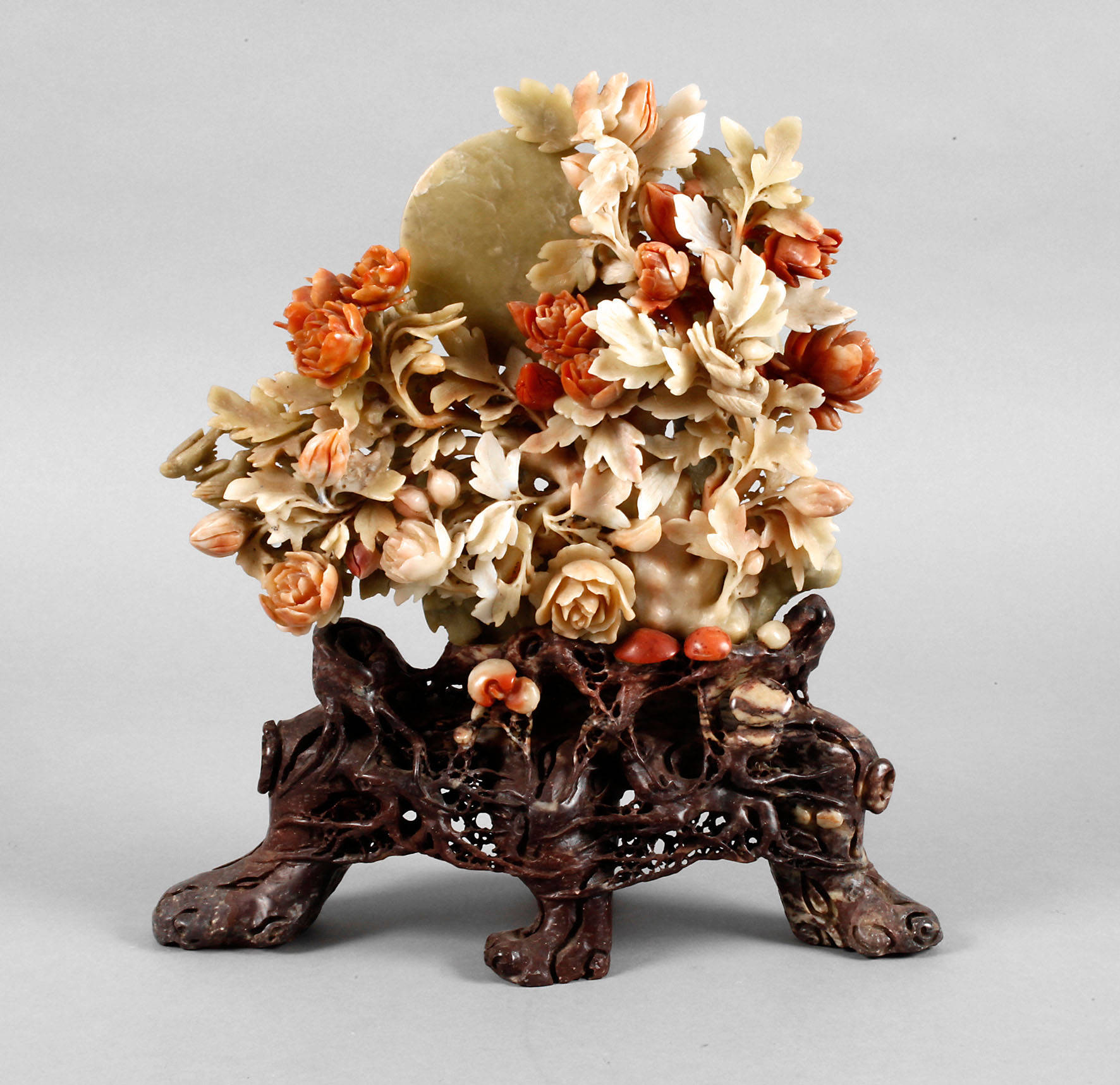 Große Specksteinschnitzerei