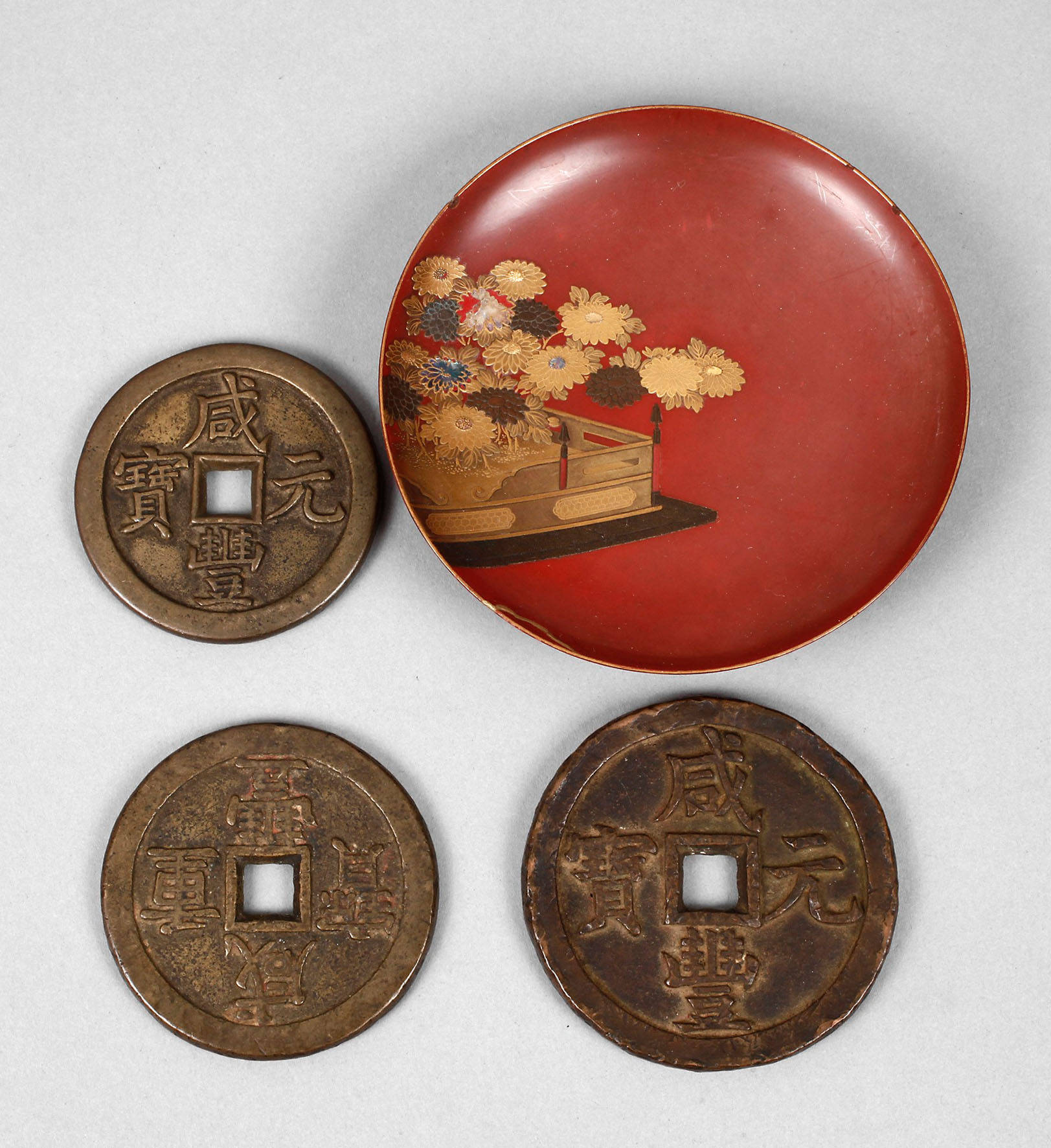 Drei Täsch-Münzen und Lackschale