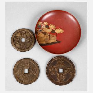 Drei Täsch-Münzen und Lackschale