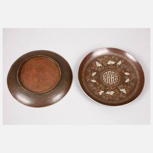 Vier Tassen mit Untertassen