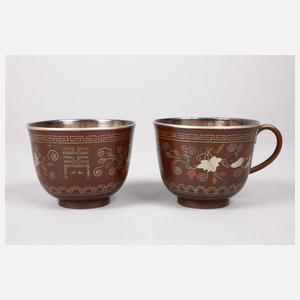 Vier Tassen mit Untertassen