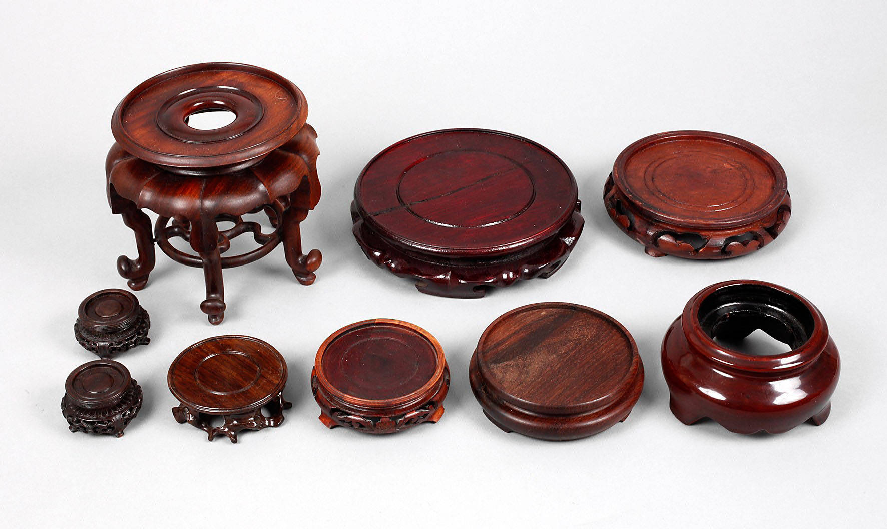 Neun geschnitzte Holzsockel