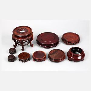 Neun geschnitzte Holzsockel