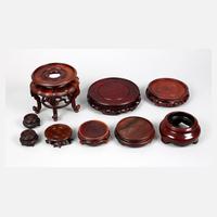 Neun geschnitzte Holzsockel111